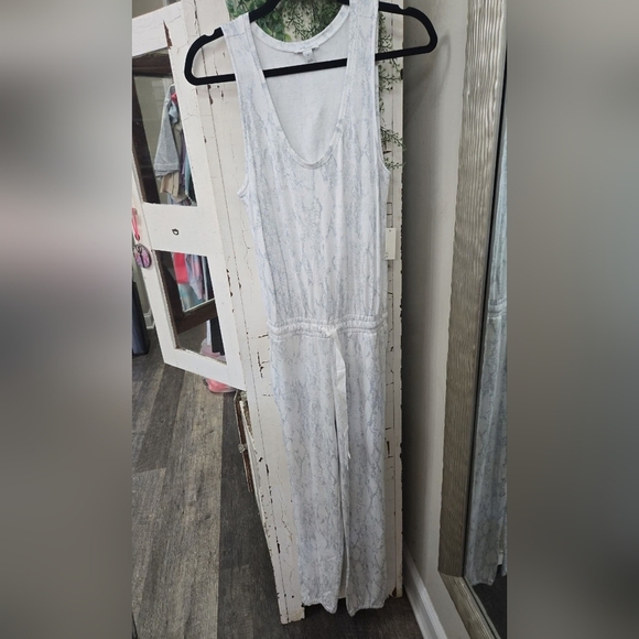 XS White and Gray Snakeskin Design Sleeveless Jumpsuit Loungewear Comfy Relaxed - Picture 1 of 2
